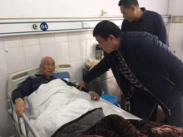 慰問(wèn)住院?jiǎn)T工，傳遞家的溫暖